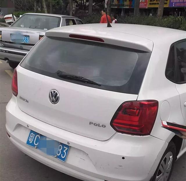 珠海司机把车送去保养，被店员私自开出去，冲黄灯连撞两车！