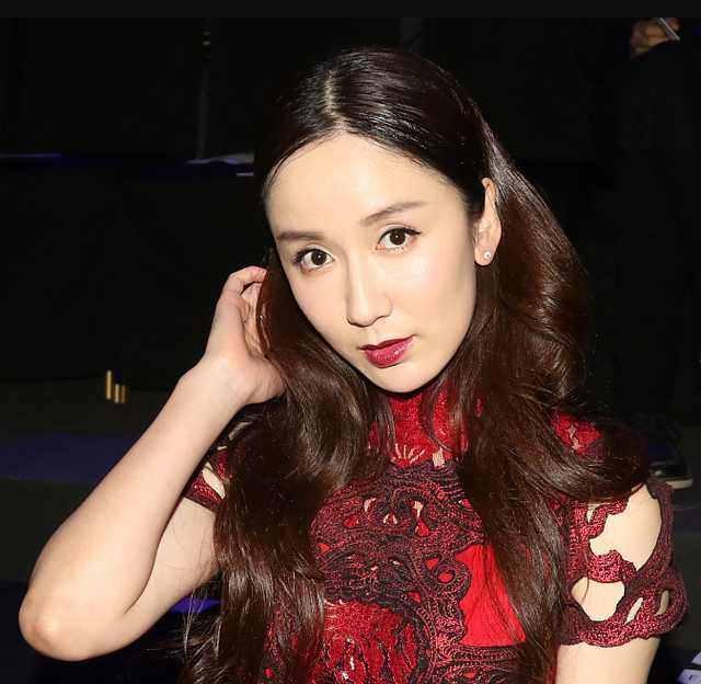 娄艺潇头戴皇冠,配上酷酷的表情,像一个霸气的女王!