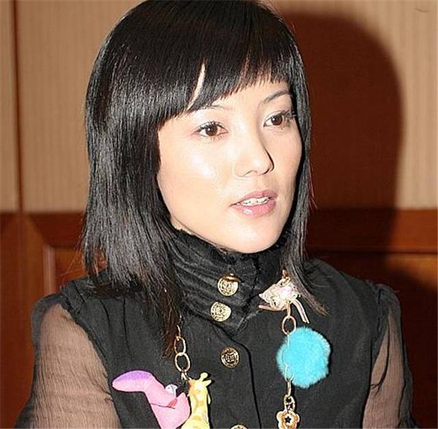 人气超那英,多次上春晚,18岁嫁富豪开豪车,今人