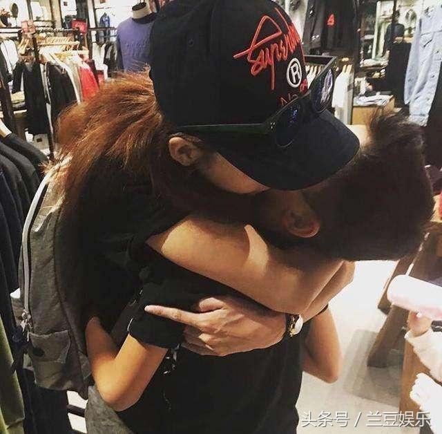 张柏芝大儿子近照曝光，个子好高，都快赶上父亲谢霆锋了！