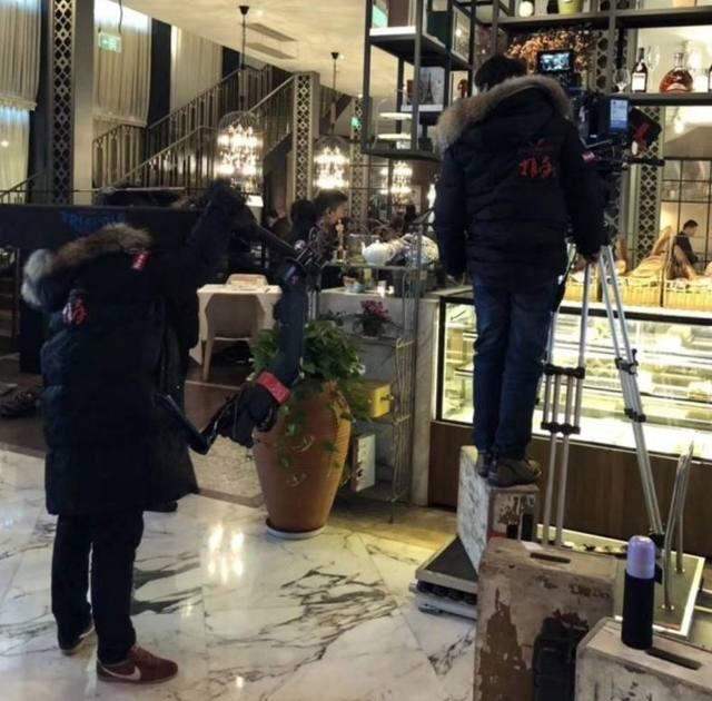 贾乃亮和吴昕苏州拍戏路透照曝光