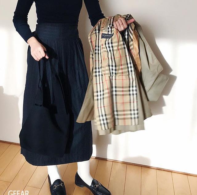 日本女生只是手绘,其实白画家配黑袜子不女生证明时尚皮鞋图片
