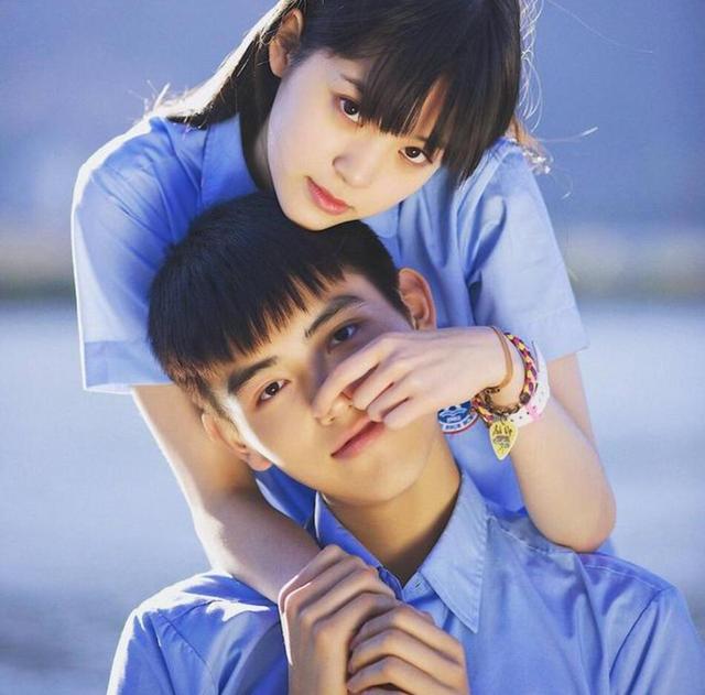 真跟陈飞宇恋爱了?欧阳娜娜中指惊现戒指，手机传情懒理成龙