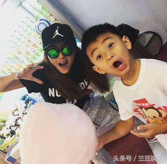 张柏芝大儿子近照曝光，个子好高，都快赶上父亲谢霆锋了！