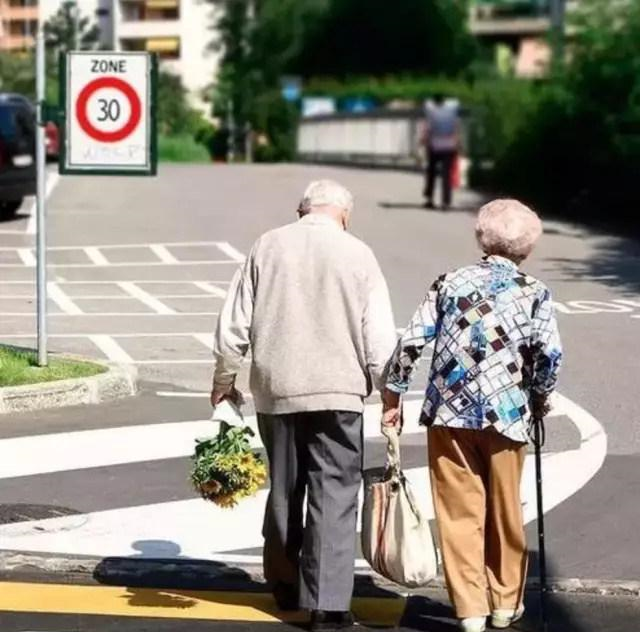13 从来不羡慕街头拥吻的情侣,只羡慕像他们一样牵手过马路的老夫妻.