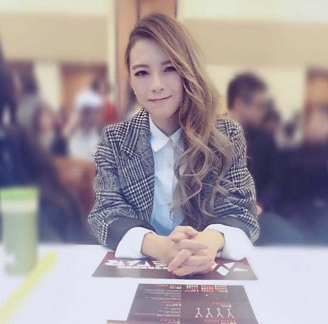 34岁张芸京美出新高度，穿女装的她不输众女星，长发飘飘成女神！