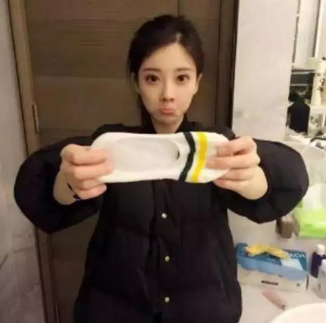 冯提莫直播拍自己的脚丫子, 为何粉丝愿意花500元要买她的袜子?