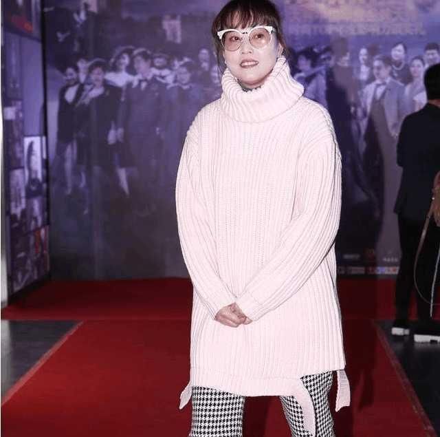 周海媚千鸟格裤子搭配粉色毛衣,这是一种什么