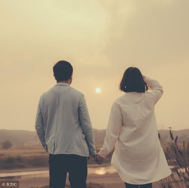 离婚一年 同学婚礼再遇前妻 看见她脖子挂着的