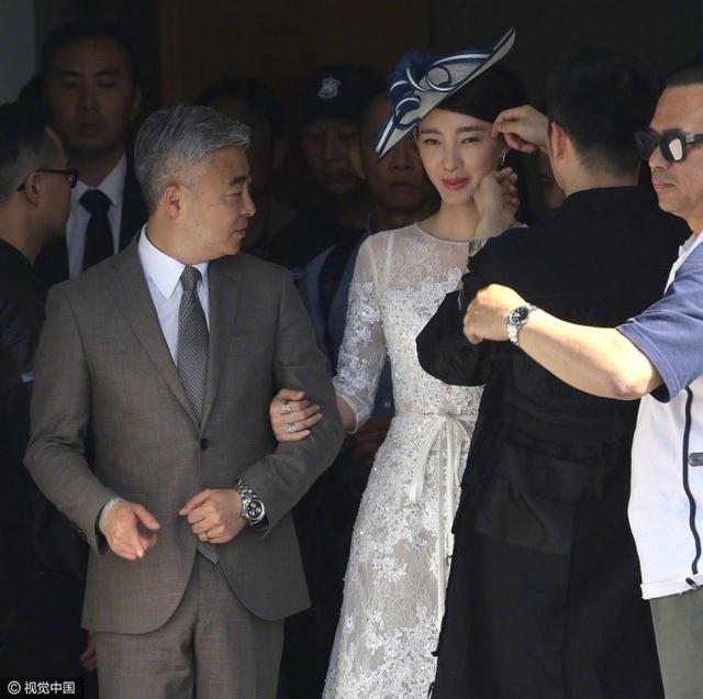 女星出街都爱素颜？敢出门就要敢被拍，迪丽热巴变仨泳圈！
