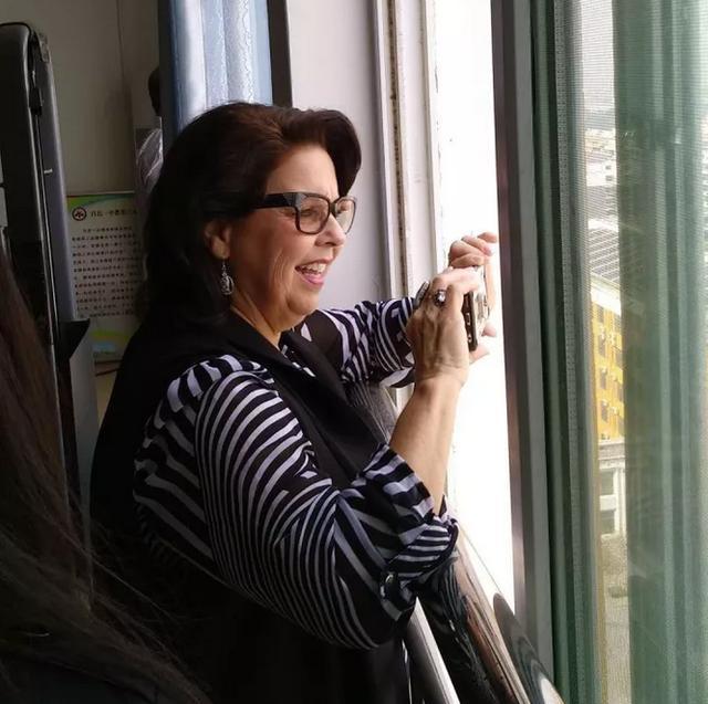 加拿大的霍莉·梅奥女士造访昌邑一中，所为何事？