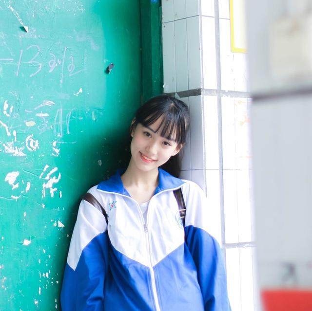 厉害啦！00后女生校服照意外走红，被称“最好看的校服女神”