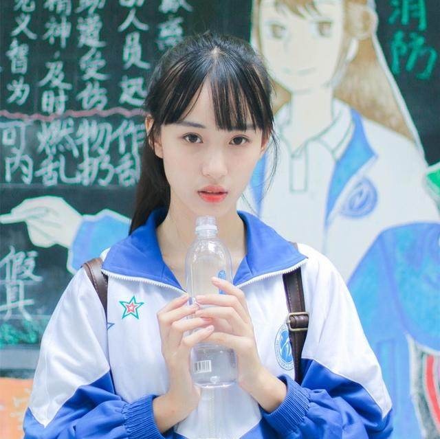 厉害啦！00后女生校服照意外走红，被称“最好看的校服女神”