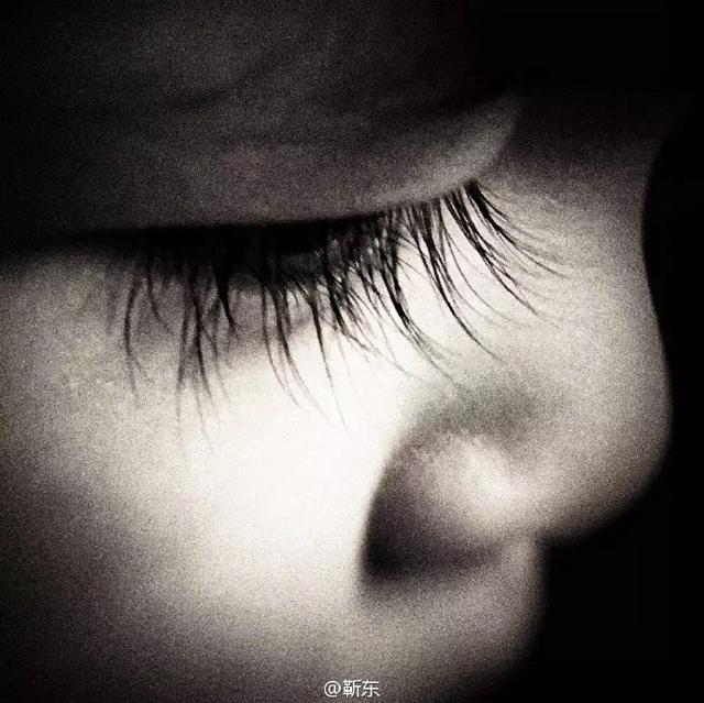 靳东儿子第一次上幼儿园哭到妈妈李佳心碎，明星也有普通人的烦恼