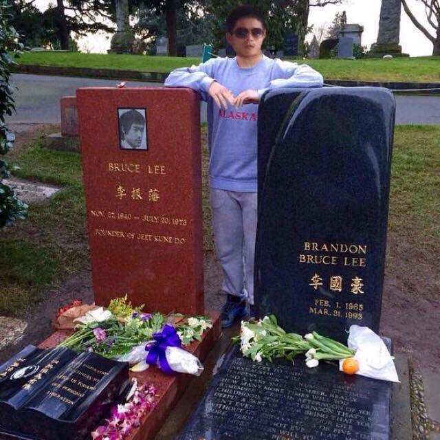 西雅图李小龙墓地祭奠鲜花不断,美国游客最多