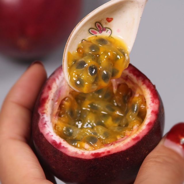 在楼顶种了百香果被骂没公德,如今结果了邻居