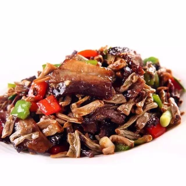 有着很好的的健胃,清热解毒,安精养神,消暑化湿等功效,卜豆角与腊肉的