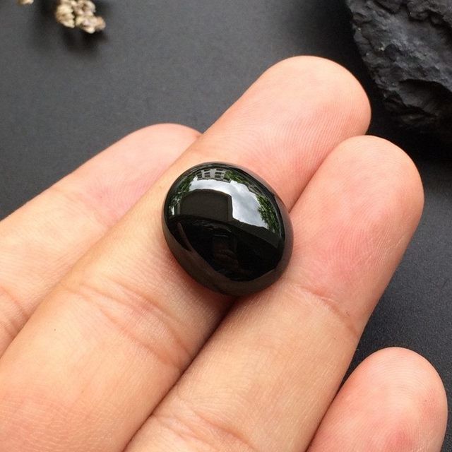 美女8万买的开窗赌石,竟切出35颗玻璃种墨翠戒面,捡大漏了!