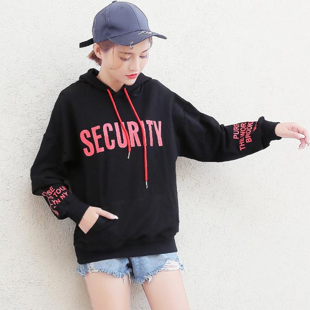 经典的卫衣款式,宽松的舒适版型,时尚的印花设