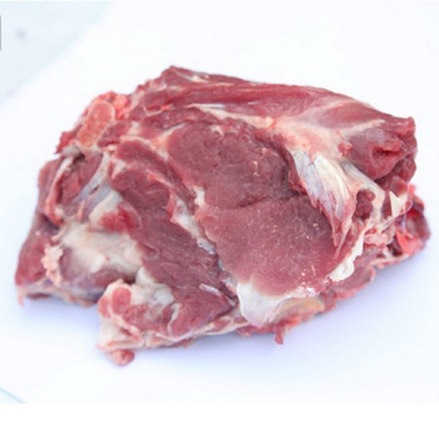 农村大叔集市上卖带毛的猪肉,看上去很脏,一上