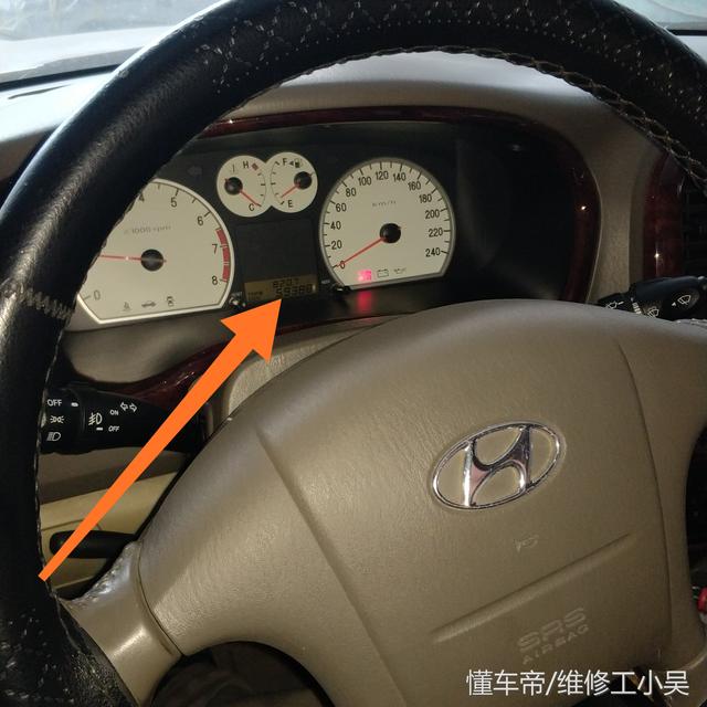 5万9千公里的现代名驭故障灯亮,电脑读出的故障码让师傅直摇头!