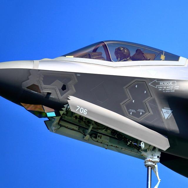 日本空自正式装备第一架F35A战机 三泽基地80架隐身战机战力惊人