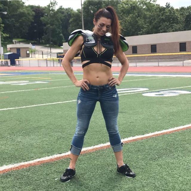 职业女子橄榄球运动员，肌肉会有多强壮？看看她的身材就明白了