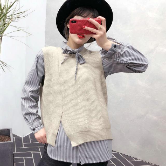 18年早春流行这样穿,针织马甲搭配长袖衬衫,显
