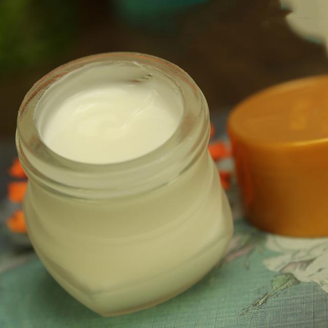 女人有斑点还傻傻跑去激光? 抹点药店不起眼