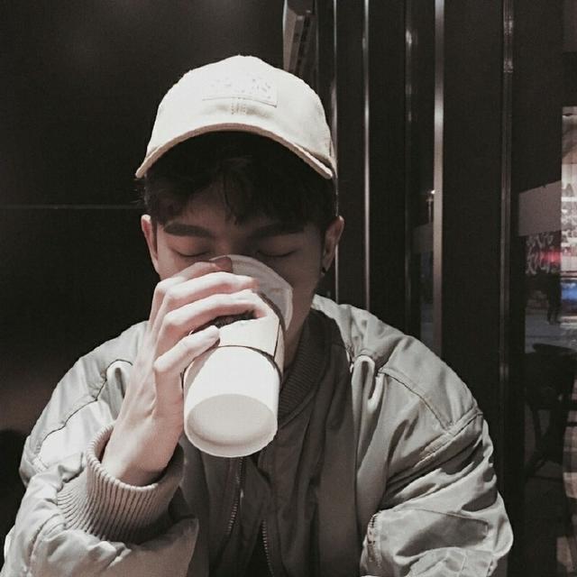 伤感晚安心语句子:只是朋友,想你了要怎么开口