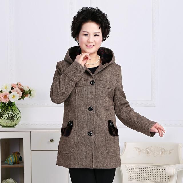 满大街都是焦糖色大衣,其实格子毛呢大衣才是