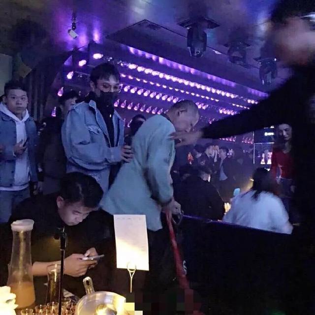 情人节和王思聪在某酒吧蹦迪的不是关晓彤,不要乱猜了