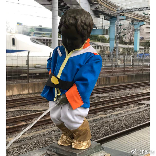 日本滨松町车站有个每月变换不同造型的尿尿小