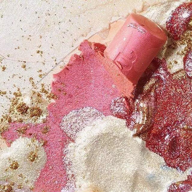 最喜欢的是他家Bite High Pigment Pencil系列,笔装的口红好涂抹好上色。