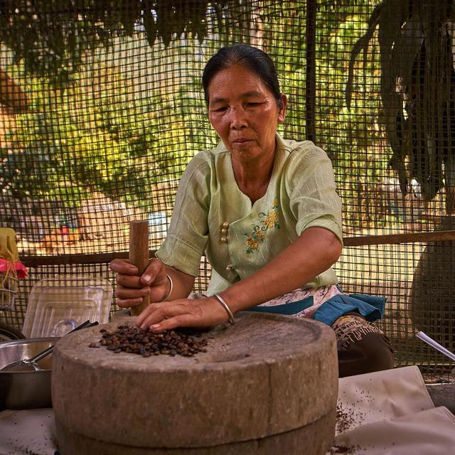 喝咖啡是越南人的日常习惯,一杯咖啡价格相当