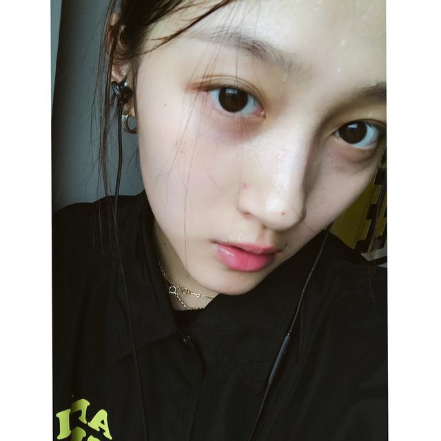 关晓彤真素颜美呆网友,满头大汗青春痘清晰可