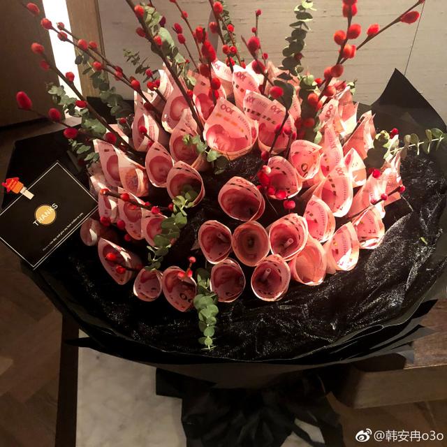 韩安冉庆祝19岁生日,男友送了一束人民币捧花