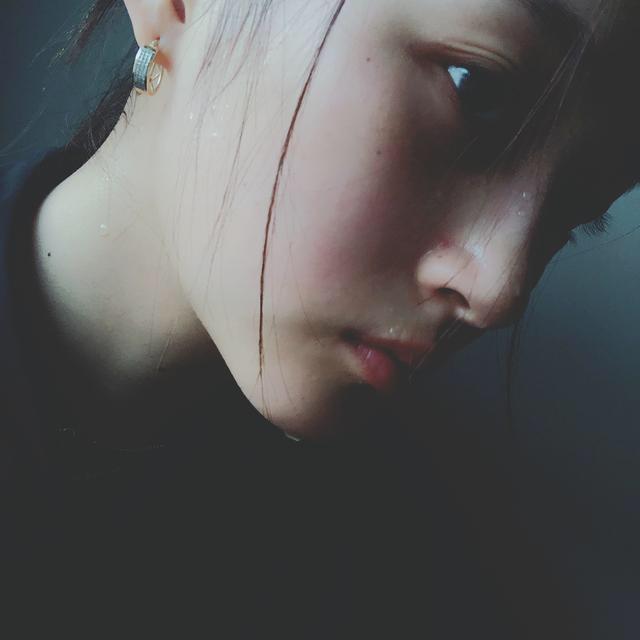 关晓彤ins晒素颜健身照，满脸汗珠疑似回应摆拍说