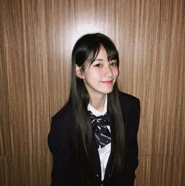 厉害啦！00后女生校服照意外走红，被称“最好看的校服女神”