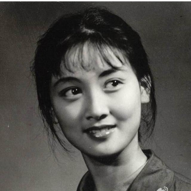 邓婕的王熙凤珍贵剧照几十张，太惊为天人了，无人超越