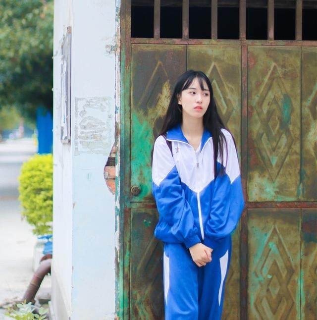 厉害啦！00后女生校服照意外走红，被称“最好看的校服女神”