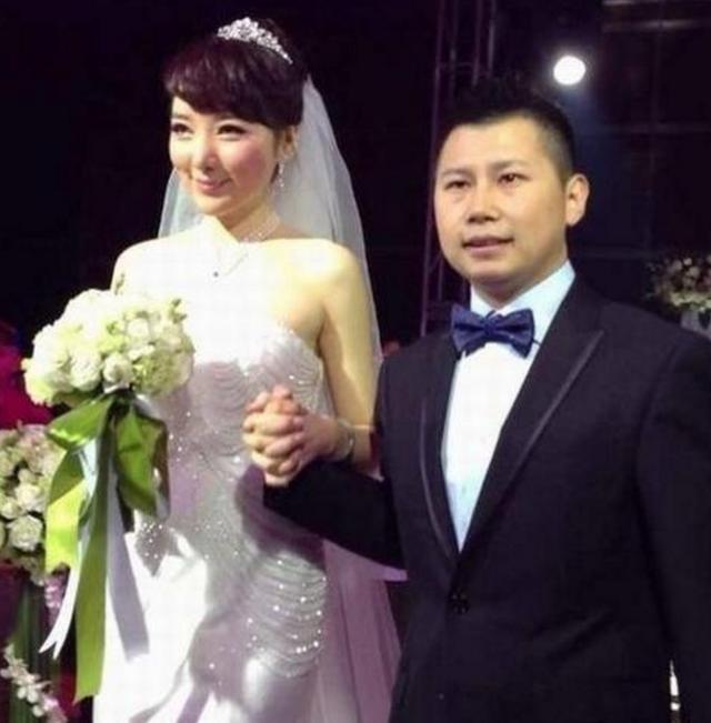 何云伟的3任妻子，不仅有颜还有料，网友直呼：不公平！