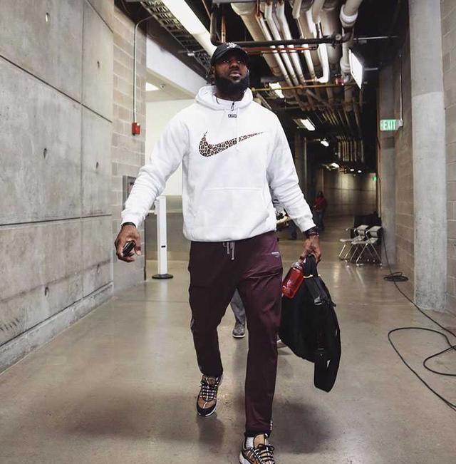 近期海外明星潮鞋上脚欣赏 金·卡戴珊yeezy500运动穿