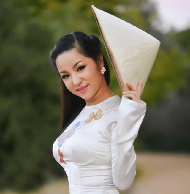 越南胡志明市路边摊吸引女游客,在途中与越南女人相遇