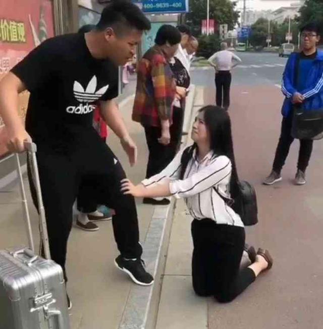 女子当众给男友下跪,男友狠心拒绝,知道真相让人唏嘘不已