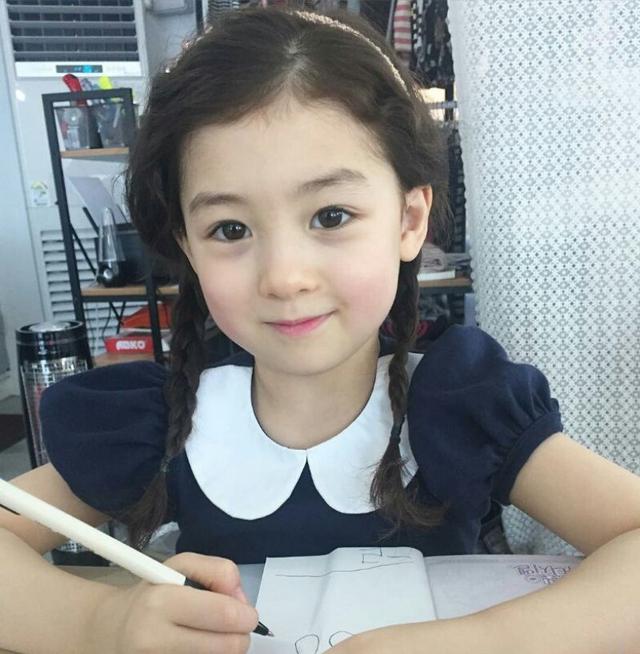 这名纯天然的韩国最可爱小女孩把网友们的心都偷走了