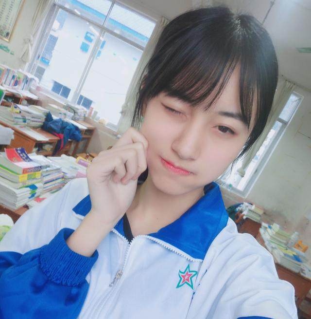 厉害啦！00后女生校服照意外走红，被称“最好看的校服女神”