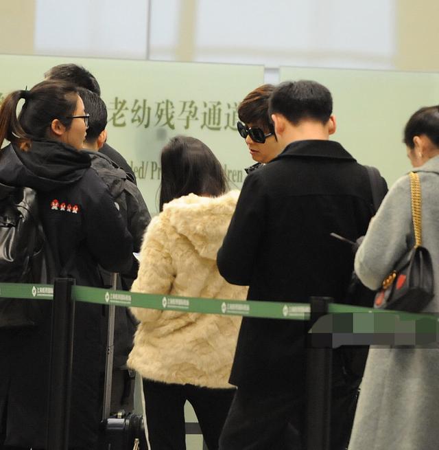 徐帆携养女现身专注与友人热聊，小姑娘身形苗条亭亭玉立