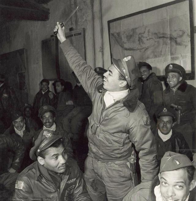 二战时期著名的红色尾翼美军黑人航空队是怎