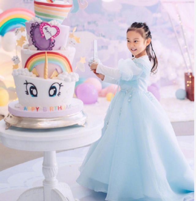 贾乃亮李小璐女儿甜馨5岁生日照曝光,有一种整